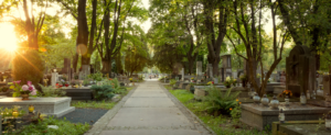 Verrschiedene Gräber auf einem Friedhof
